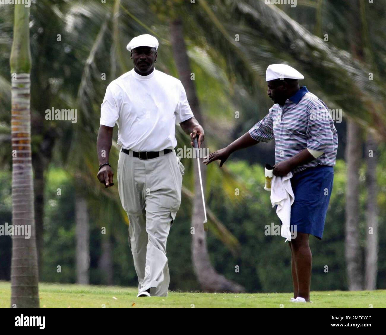 Exclusif !! Michael Jordan rencontre son fils Jeffrey pour une partie de golf et un cigare à Miami Beach, en Floride. 4/10/09. . . Banque D'Images