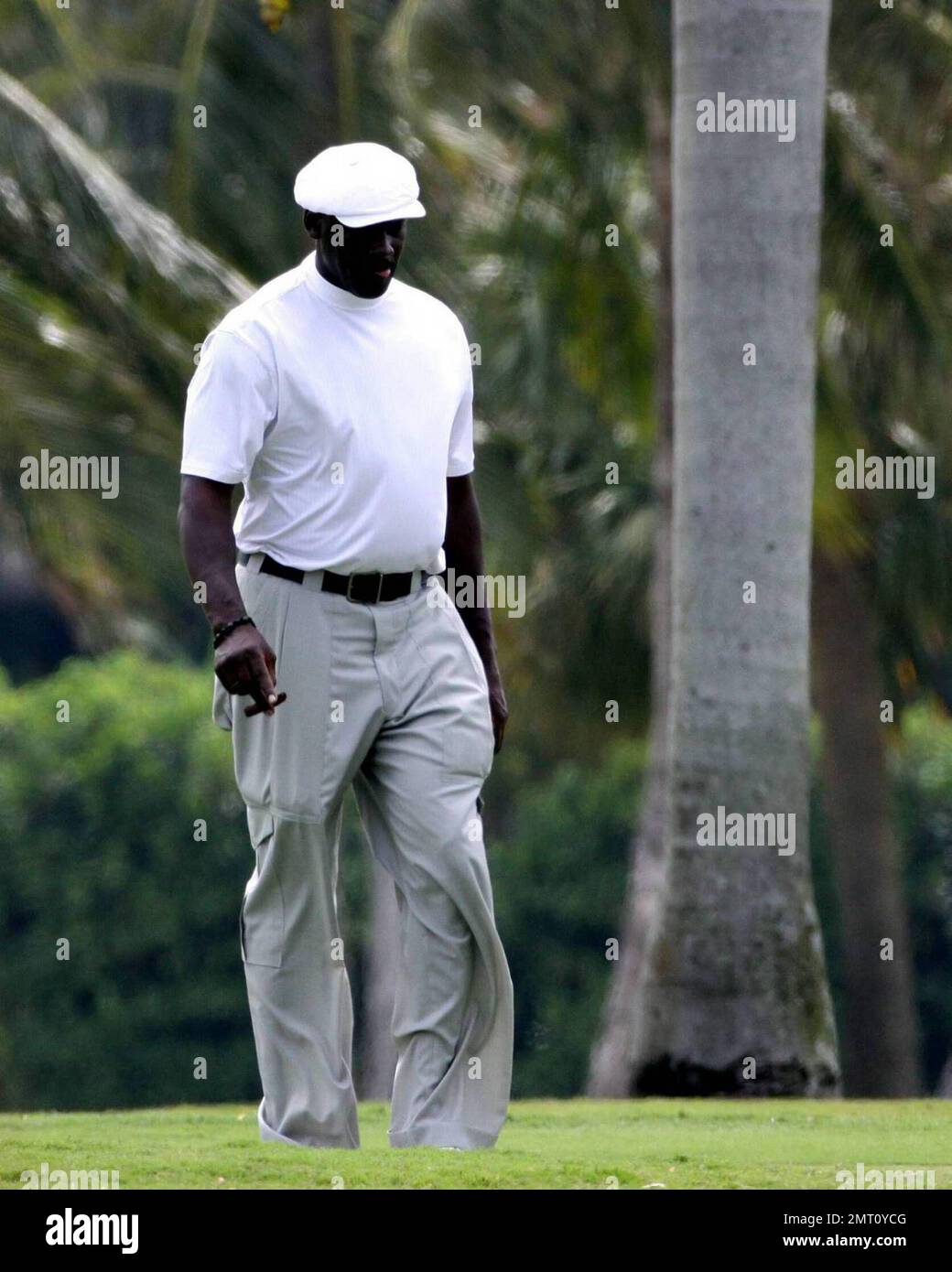 Exclusif !! Michael Jordan rencontre son fils Jeffrey pour une partie de golf et un cigare à Miami Beach, en Floride. 4/10/09. . . Banque D'Images