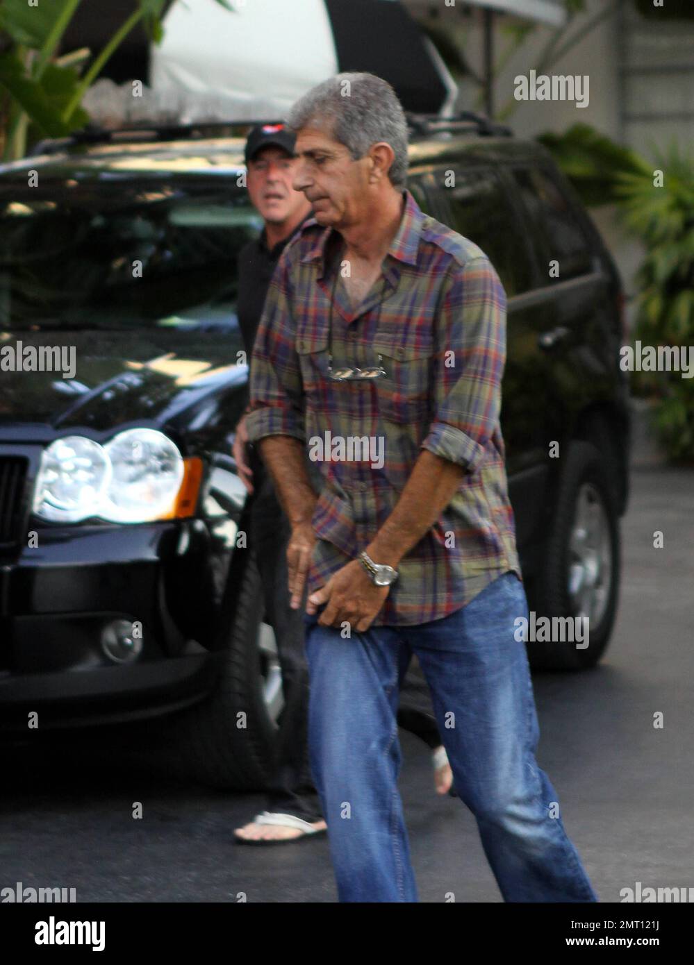 EXCLUSIF !! Michael Lohan tente de se cacher lorsqu'il quitte l'hôtel de Lindsay Lohan. Le père des actrices portait une casquette avec un coeur sur elle et essaya de couvrir son visage avec sa main pendant qu'il est parti. Il n'est pas clair s'il a effectivement réussi à rendre visite à sa fille. Quelques minutes plus tôt, Lindsay était visible à la piscine et semblait pleurer. Miami, Floride. 5/22/11. Banque D'Images