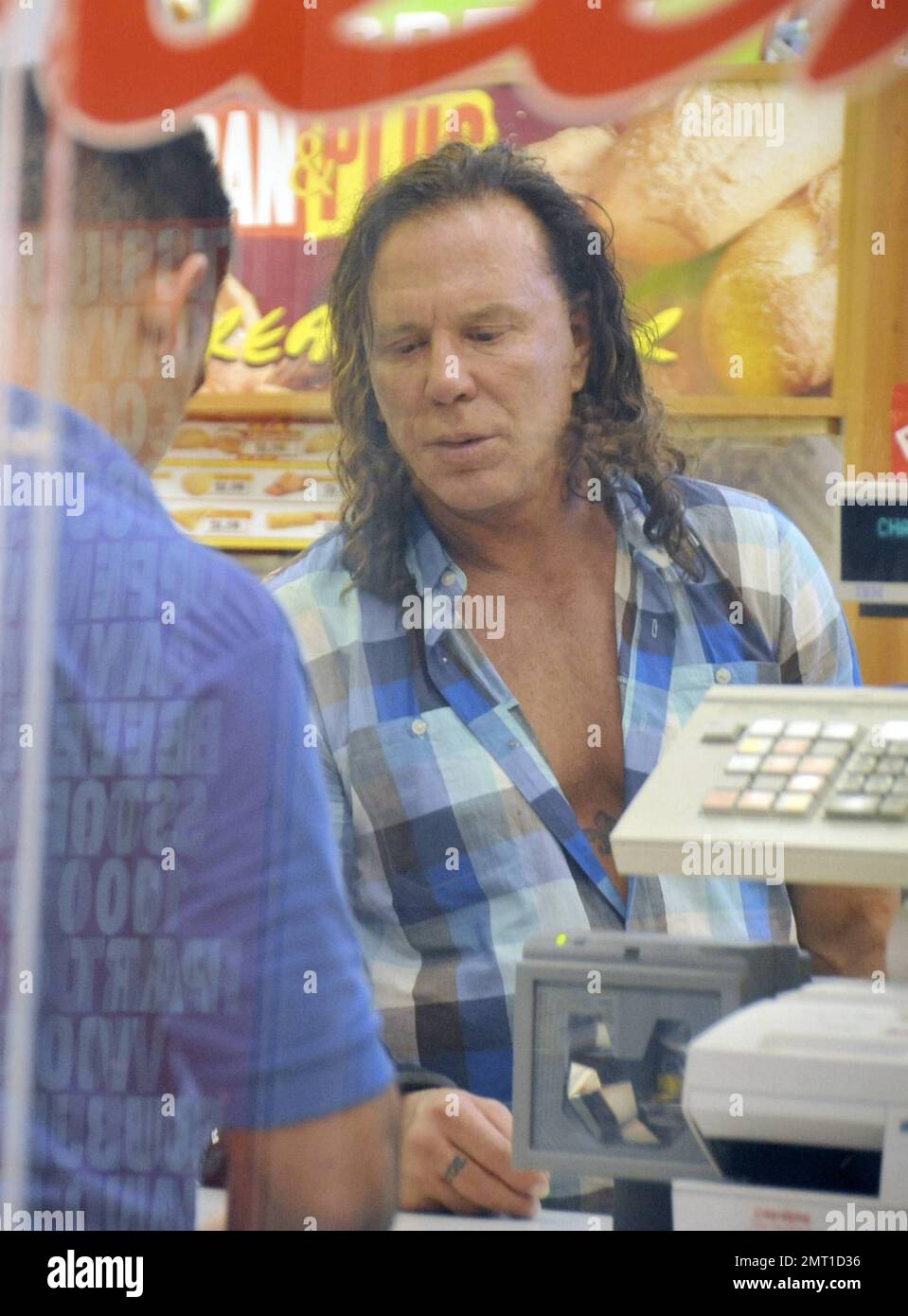 EXCLUSIF !! La star du prochain film « Iron Man 2 », nominé aux Oscars, Mickey Rourke porte un corset sur son bras alors qu'il s'arrête dans une pharmacie locale avant de se promener à Miami Beach avec sa petite amie, le modèle Anastassija Makarenko. Les deux, qui se sont rencontrés sur une séance photo et qui datent de près d'un an, ont été très affectueux lorsqu'ils se sont promenés. Miami, Floride. 4/8/10. Banque D'Images