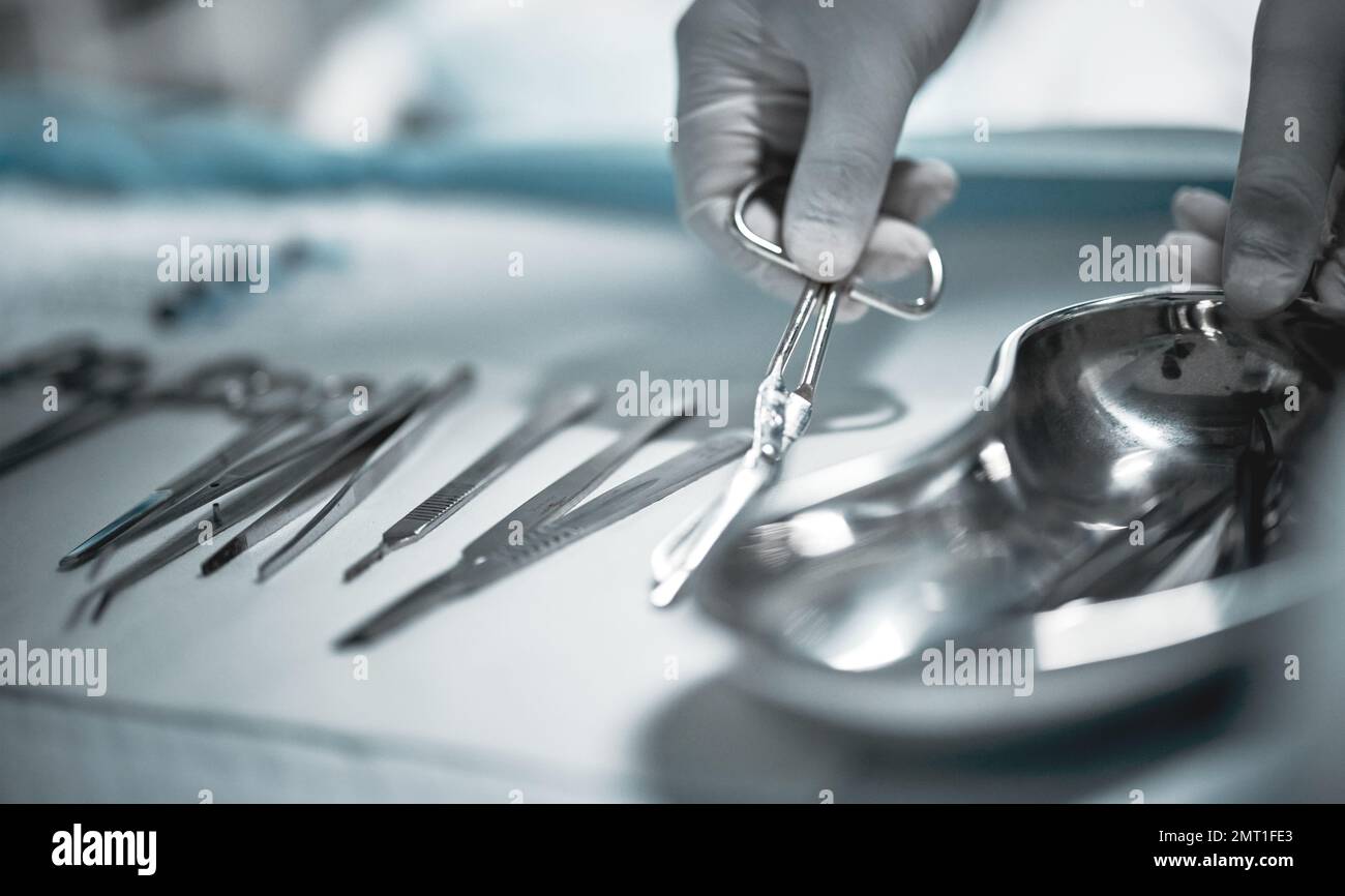 Soins de santé, chirurgien et instruments médicaux pour la chirurgie dans un ER ou salle d'opération dans l'hôpital. Les appareils d'urgence, les appareils en acier et les outils d'aide à l'infirmière Banque D'Images