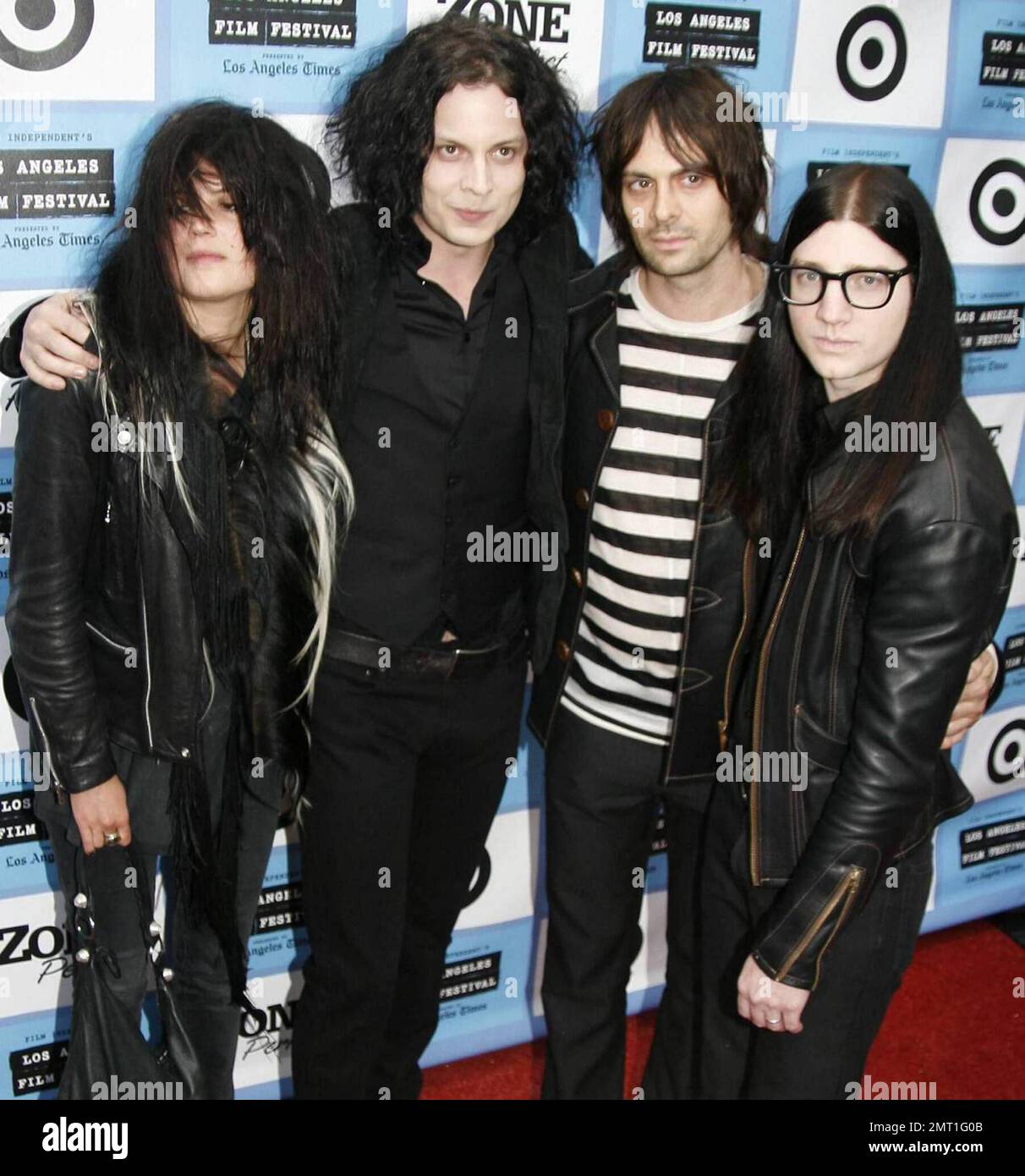 Le temps mort avec Alison Mosshart, Jack White, Dean Ferita et Jack Lawrence à la première pour le spectacle pourrait devenir bruyant au Mann's Festival Theatre de Westwood. Los Angeles, Californie. 6/19/09. Banque D'Images