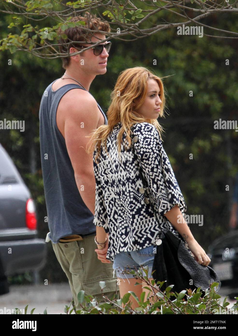 EXCLUSIF !! Miley Cyrus et son petit ami l'acteur australien Liam Hemsworth se promener dans la ville dans une voiture de sport convertible conduite par Liam avant de s'arrêter dans un centre dédié à la méditation. Le couple lovey-dovey a passé 30 minutes à l'intérieur avant de sortir le bras dans le bras et de tenir les mains. Miley, portant un short jean et un haut à coupe basse, embrassa le bras de Liam avant de rentrer dans la voiture et de se lancer dans le jour des prix Teen Choice. Los Angeles, CA 7th août 2011 Banque D'Images