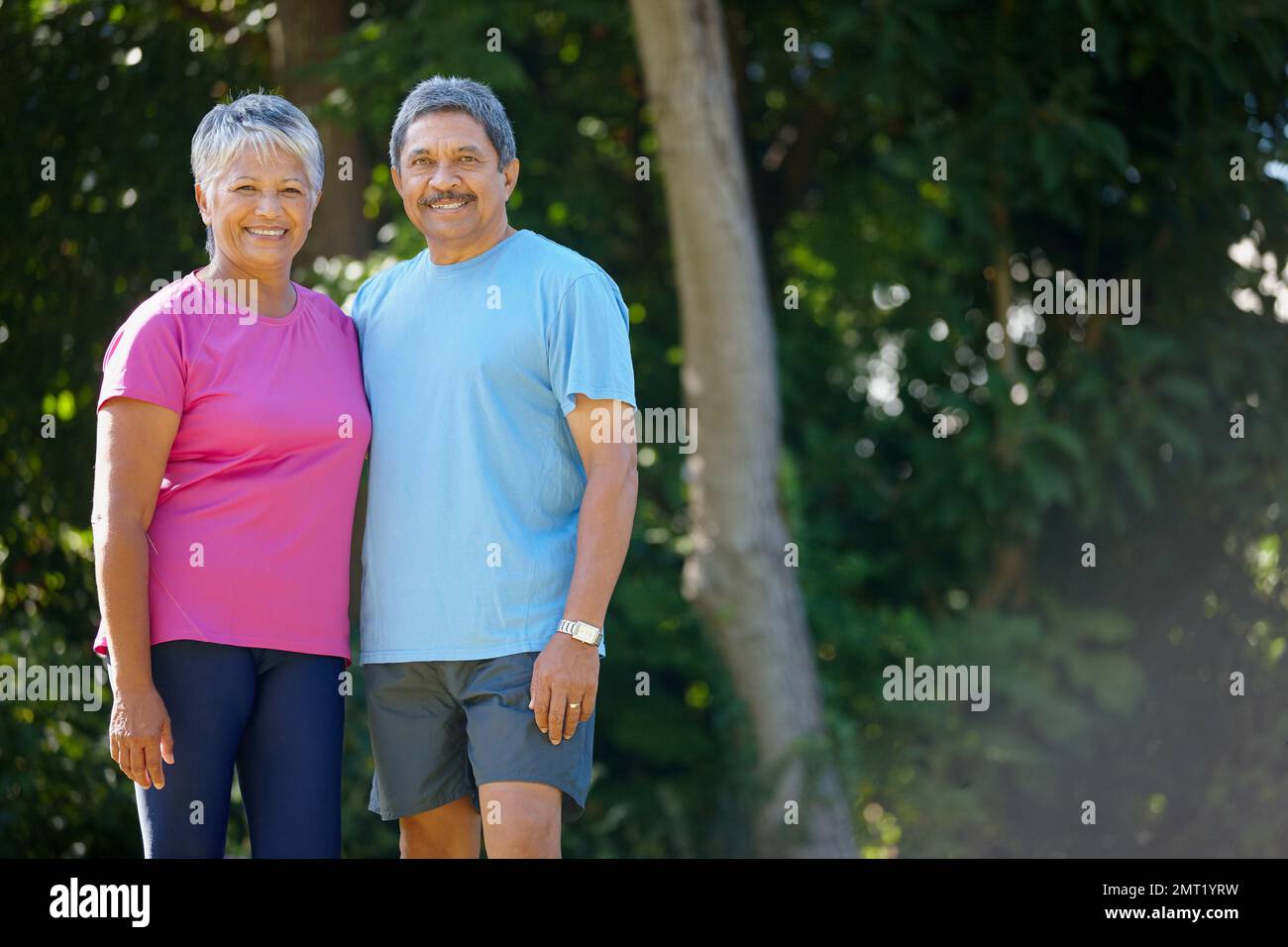 Motiver les uns les autres à rester en bonne santé. Portrait d'un mari et d'une femme matures s'exerçant ensemble. Banque D'Images