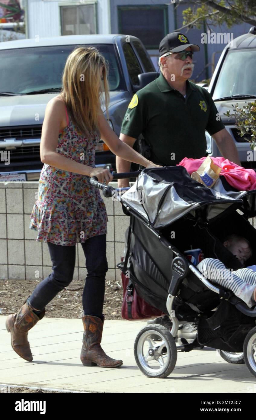 L'actrice Mira Sorvino pousse ses deux enfants fatigués, recouverts d