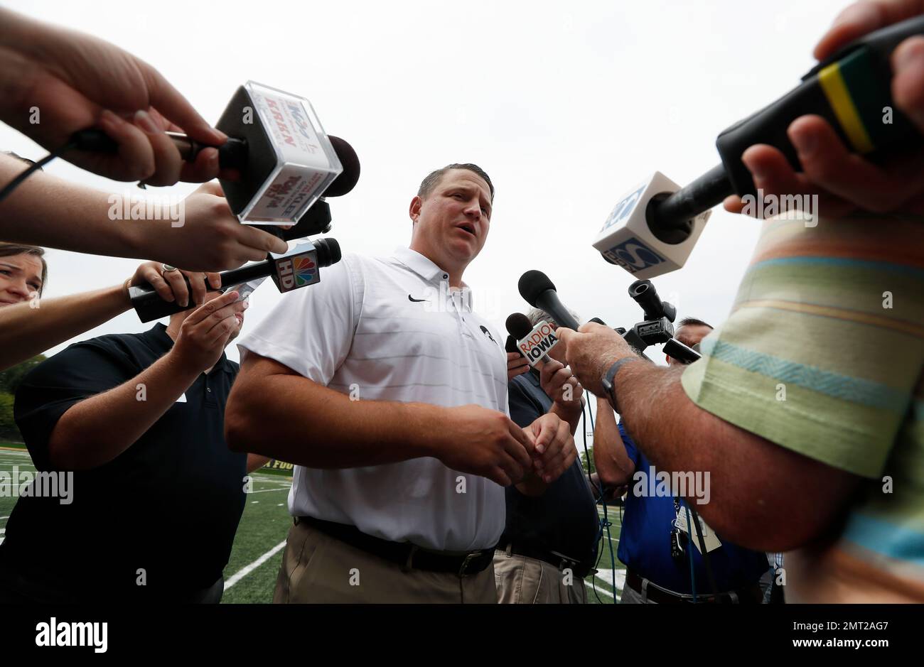 Iowa offensive coordinator Brian Ferentz speaks to reporters during Iowa's NCAA college football media day, Saturday, Aug. 5, 2017, in Iowa City, Iowa. (AP Photo/Charlie Neibergall) Banque D'Images