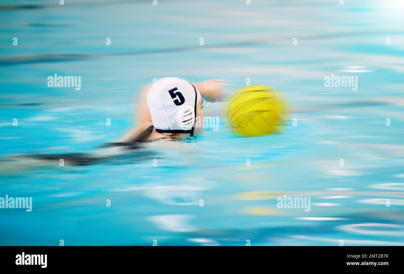 Sports, water-polo et athlète nageant avec une balle pour une compétition, un exercice ou un passe-temps. Fitness, mouvements flous et entraînement de nageur pour jouer un Banque D'Images