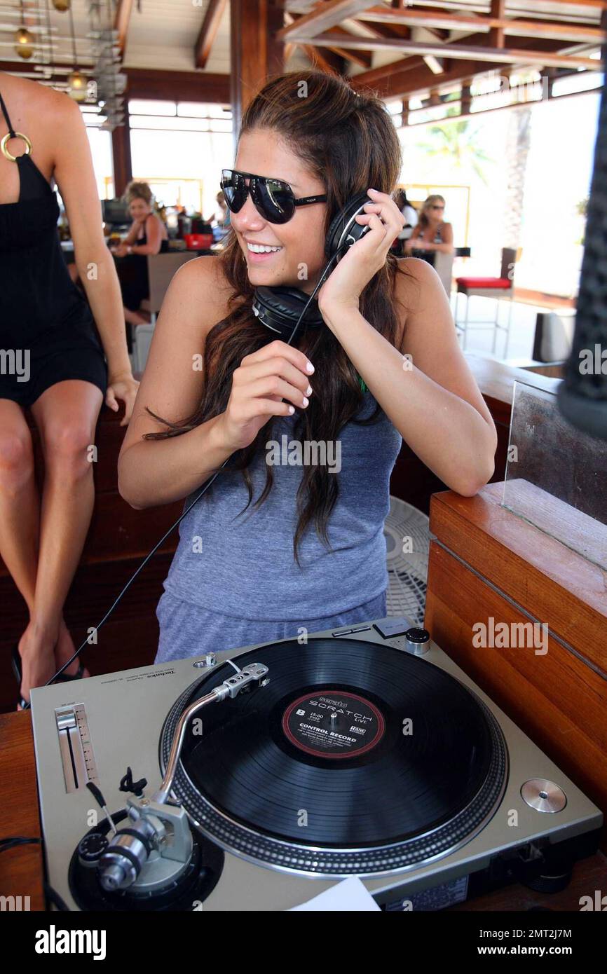 Exclusif !! L-R Miss Teen USA Hilary Cruz au stand de DJ à Cain à Atlantis, Paradise Island aux Bahamas 06/14/08. Banque D'Images