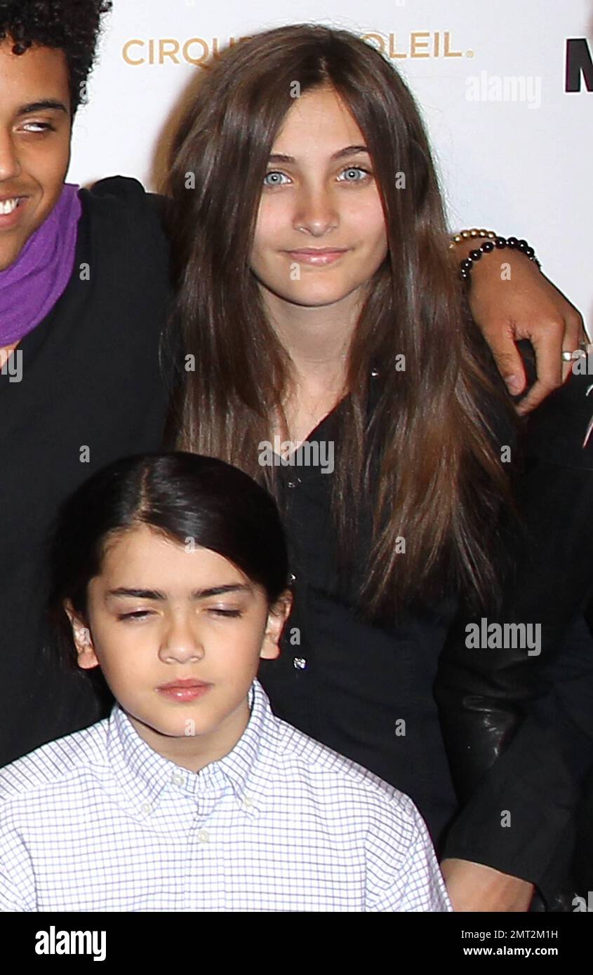 Les enfants de Michael Jackson, Paris Jackson et Blanket Jackson à l'ouverture du « The Immortal World Tour » de Michael Jackson au Mandalay Bay Resort & Casino. Las Vegas, Nevada 3rd décembre 2011. Banque D'Images