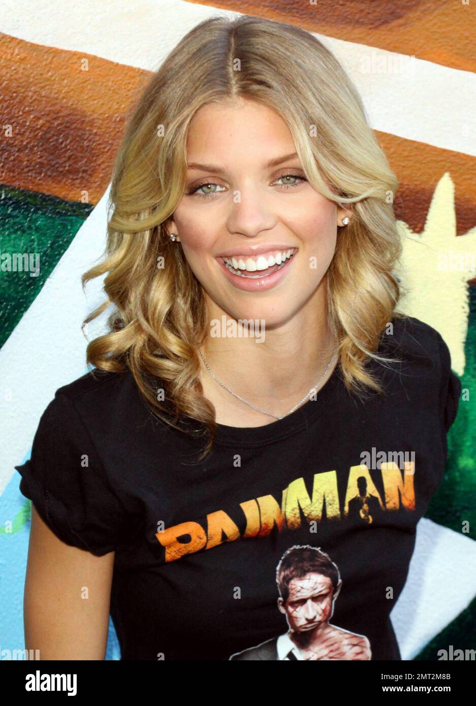 AnnaLynne McCord pose et aide à peindre une peinture murale lors de son dévoilement au centre communautaire d'El Salvador pour aider à promouvoir le projet de régénération du Pepsi de base-ball de la Ligue majeure. La fresque, créée par l'artiste Roberto Del Hoyo et mesurant 10 pieds de haut sur 86 pieds de large, a été créée en partenariat avec LA Commons. La fresque fait partie du projet MLB Pepsi Refresh, qui verra 15 équipes MLB révéler une idée centrée sur la communauté sur le nouveau spot de télévision FOX « Jocks » et se disputer une bourse Pepsi Refresh $200 000 pour voir cette idée se concrétiser. Santa Ana, CA. 07/13/10. Banque D'Images