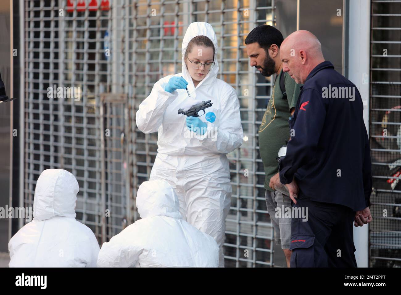 Buenos Aires, Argentine. 31st janvier 2023. Des analyses médico-légales sur les lieux. Un policier a tiré sur une femme de police et deux de ses compagnons. Il s'est produit en plein jour dans les rues Nazca et Beiro, dans le quartier d'Agronomie. (Credit image: © Claudio Santisteban/ZUMA Press Wire) USAGE ÉDITORIAL SEULEMENT! Non destiné À un usage commercial ! Banque D'Images