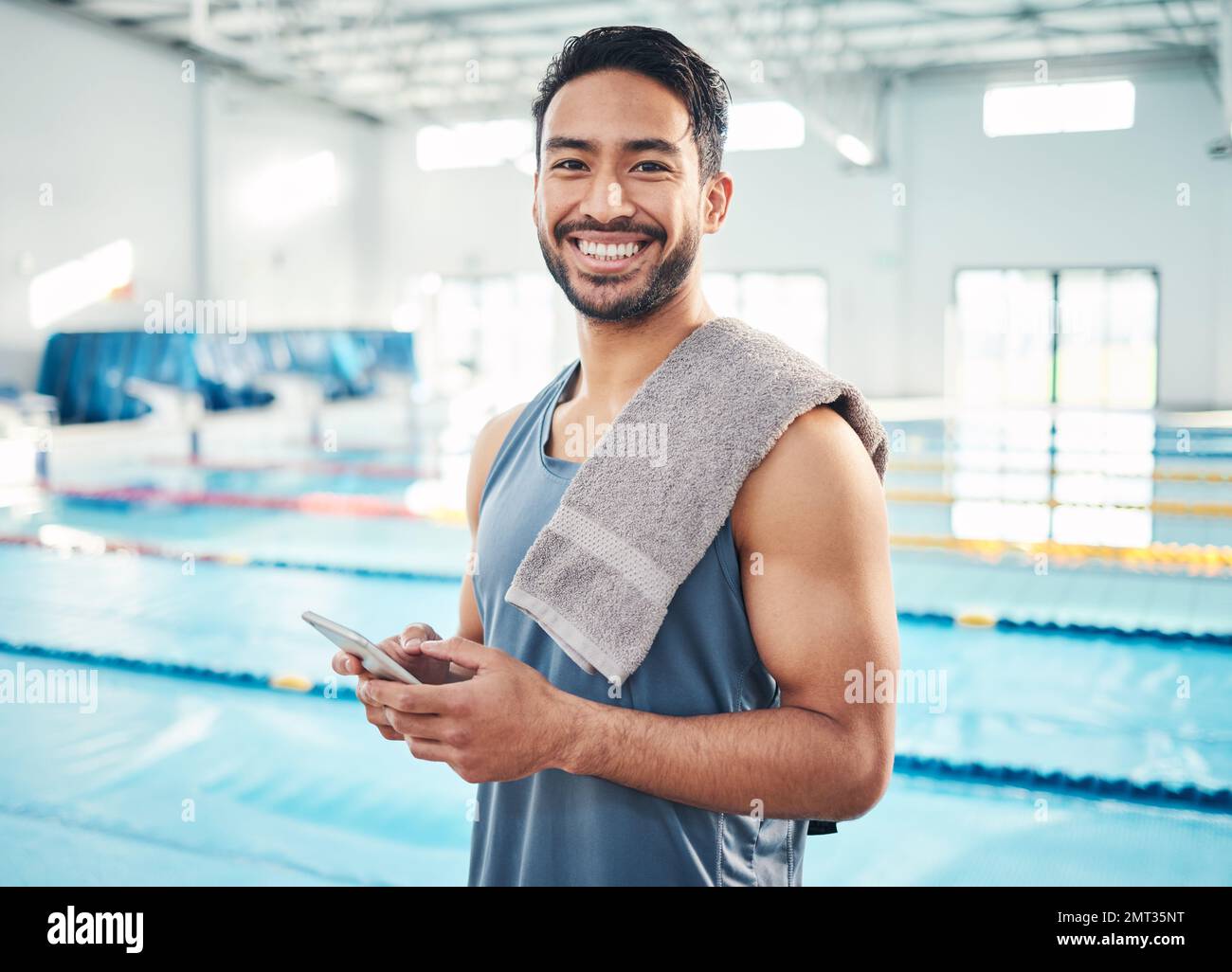 Portrait, piscine ou homme avec smartphone, sourire ou connexion pour les médias sociaux, taper ou se briser. Visage, nageur ou athlète avec téléphone portable Banque D'Images