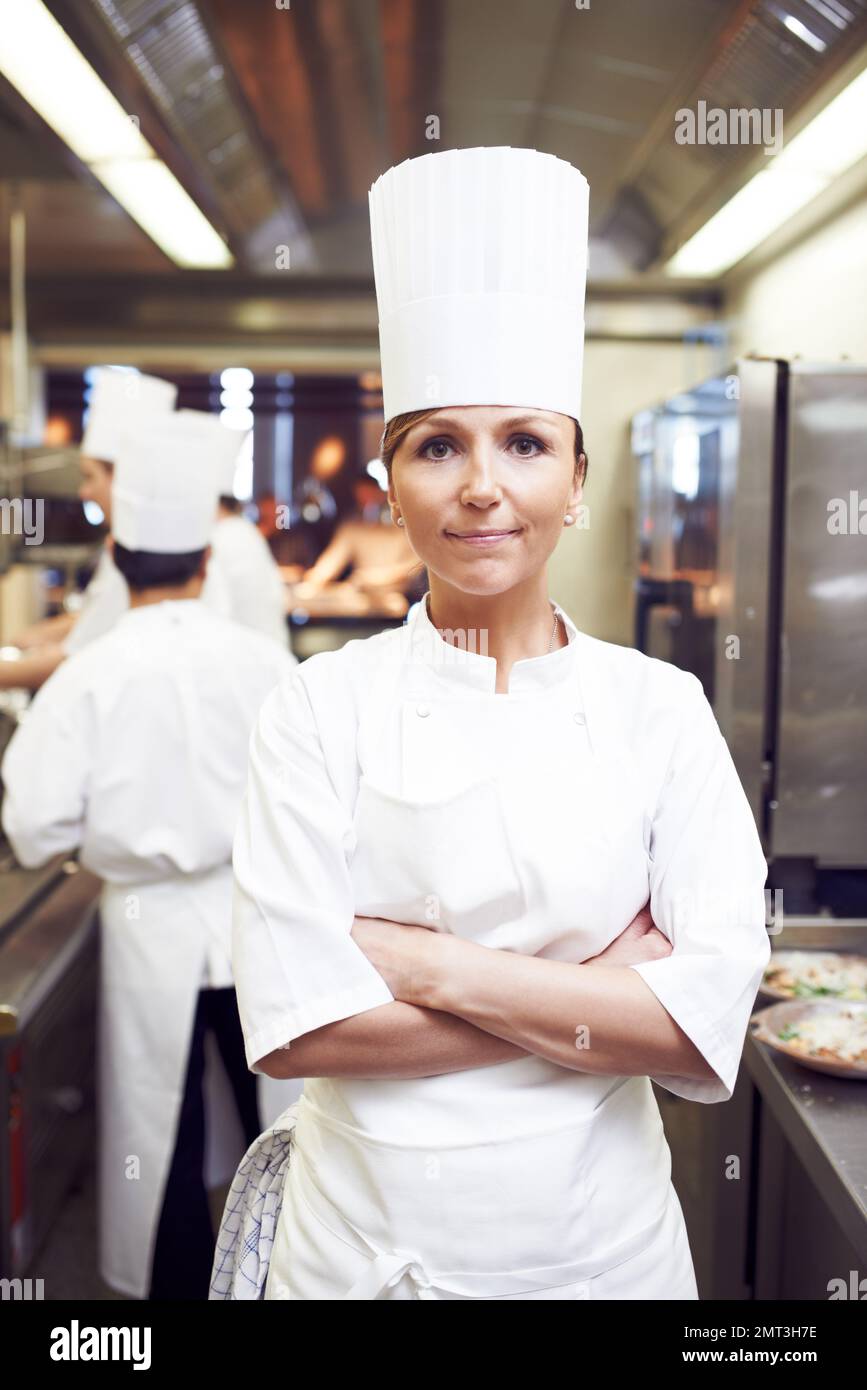 Ma cuisine, mes règles. Portrait d'un chef dans une cuisine professionnelle. Banque D'Images