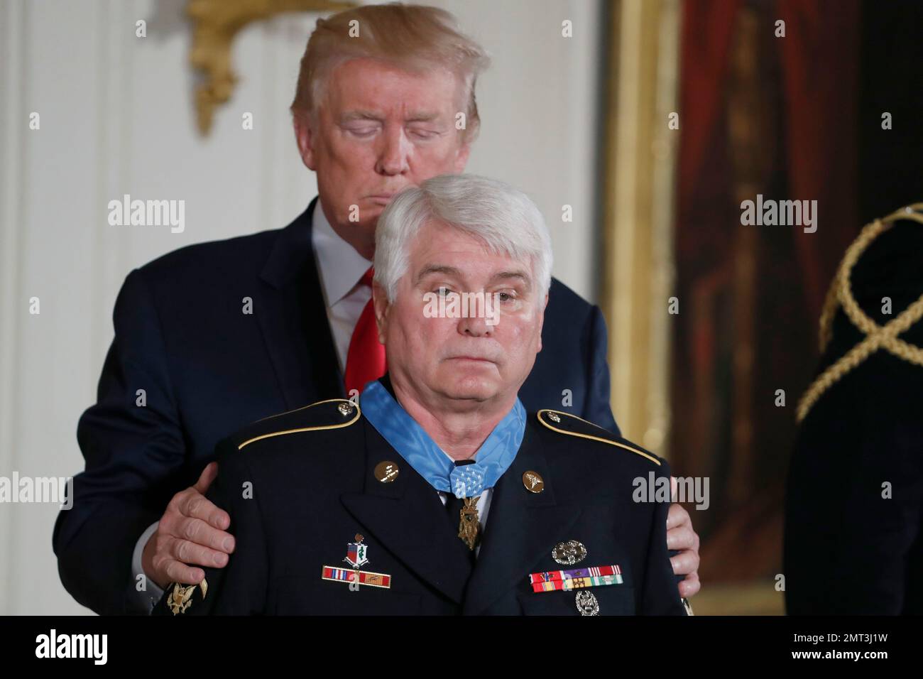 President Donald Trump bestows the nation's highest military honor, the Medal of Honor, to retired Army medic James McCloughan during a ceremony in the East Room of the White House, Monday, July 31, 2017, at Washington. McCloughan is credited with saving the lives of members of his platoon nearly 50 years ago in the Battle of Nui Yon Hill in Vietnam. (AP Photo/Alex Brandon) Banque D'Images
