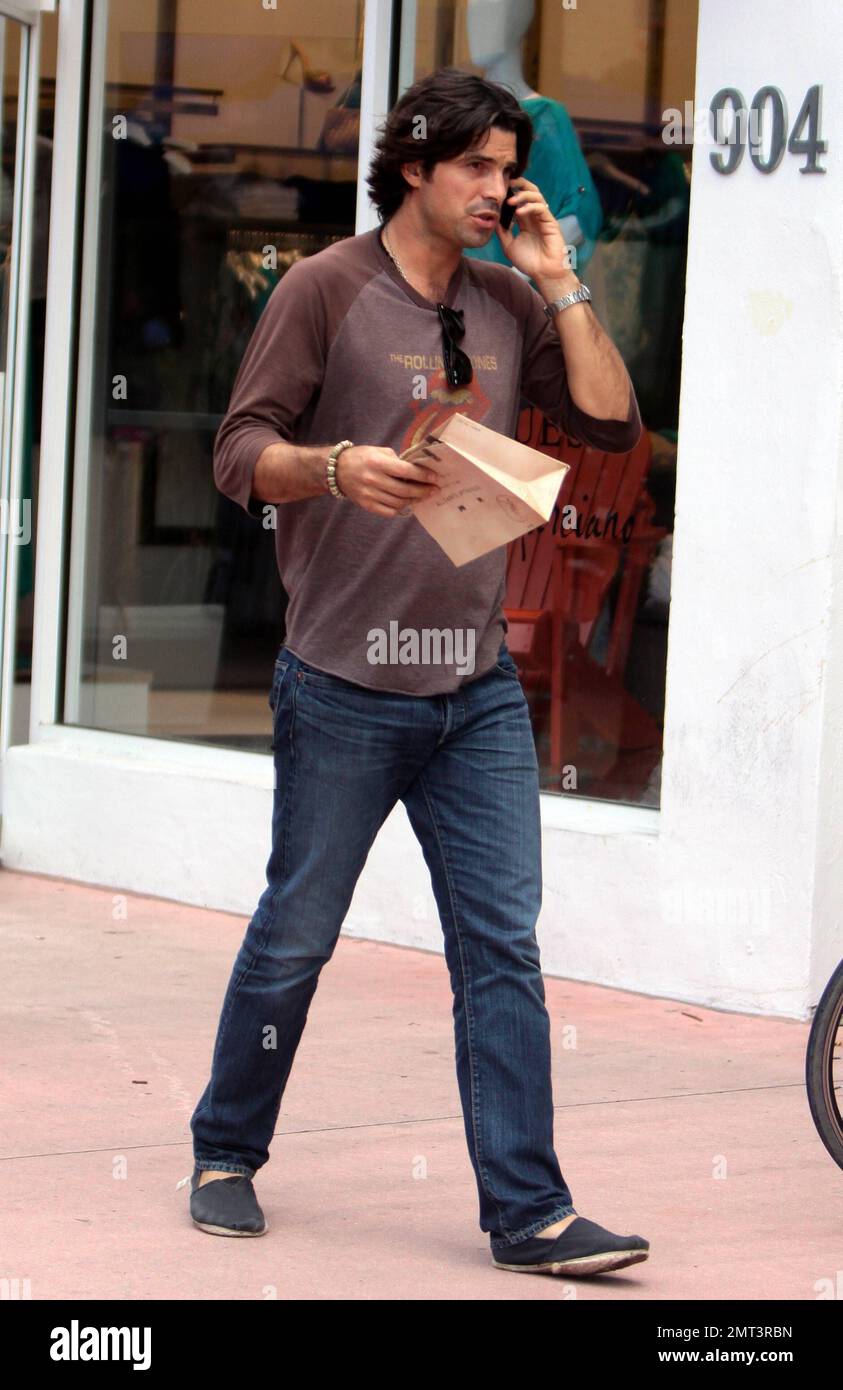Le joueur de polo argentin Ignacio 'Nacho' Figueras parle sur son téléphone  portable tout en faisant du shopping le long de Lincoln Road lors d'une  visite à Miami Beach. Figueras, qui a