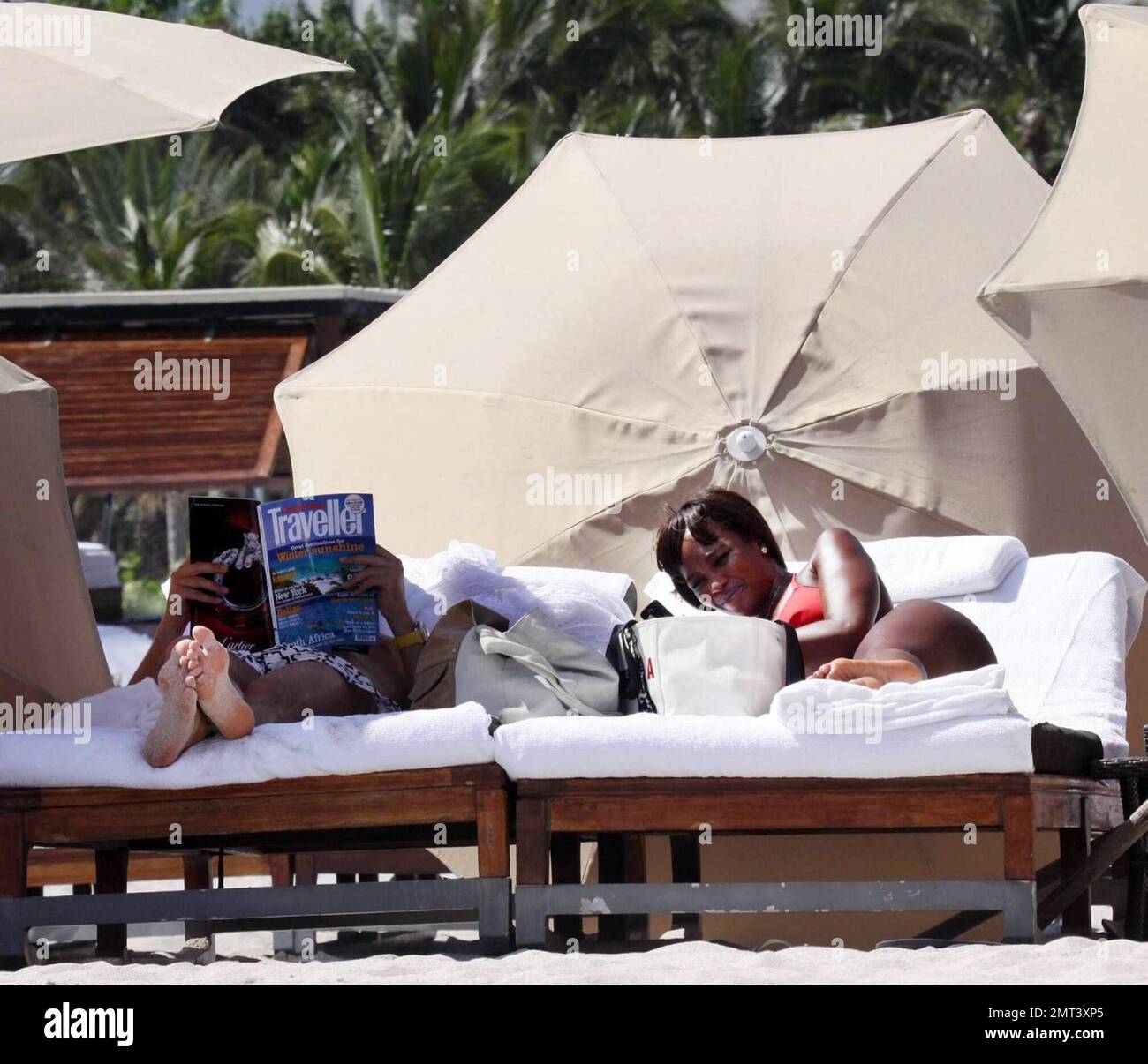 Naomi Campbell et son petit ami russe Vladislav Doronin passent la journée à la plage. La mannequin portait un bikini rouge qui montra sa figure. Miami, Floride. 10/11/09. Banque D'Images