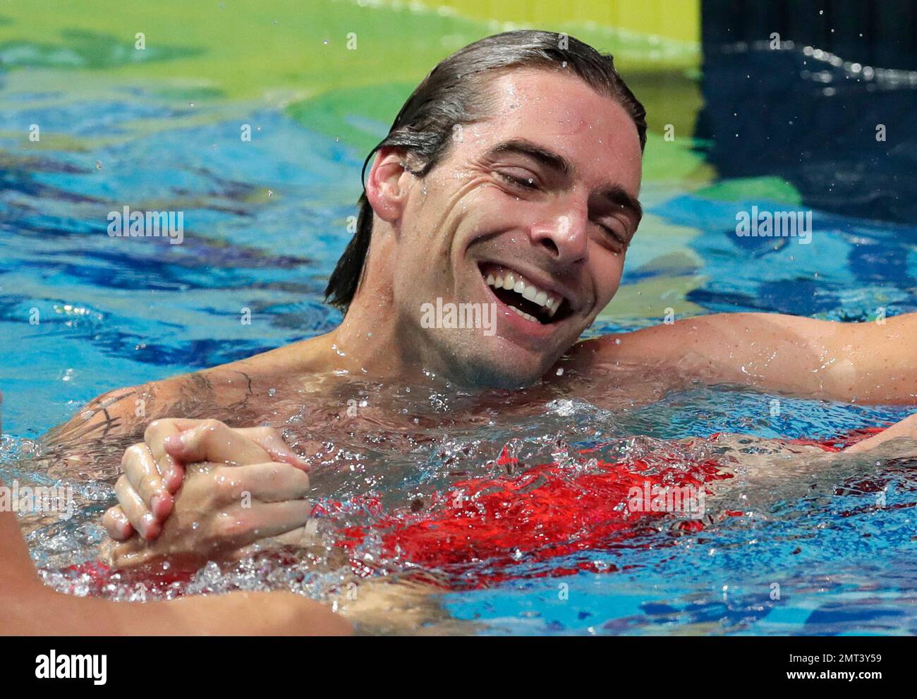 France's Camille Lacourt celebrates after winning the gold medal in the men's 50-meter backstroke final during the swimming competitions of the World Aquatics Championships in Budapest, Hungary, Sunday, July 30, 2017. (AP Photo/Michael Sohn) Banque D'Images
