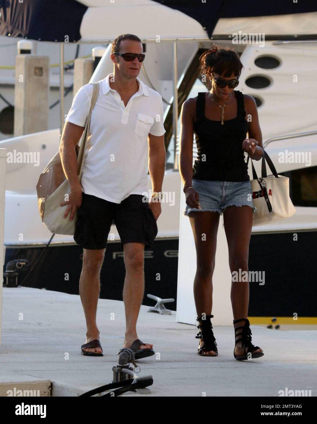 EXCLUSIF !! Naomi Campbell et son petit ami russe Vladislav Doronin vivent la vie de luxe de croisière dans l'eau autour de Miami sur un yacht Lazzara $10 950 000. Le couple a passé l'immense manoir qu'ils auraient acheté sur Star Island pour $16 000 000 comme ils sont allés. Le Supermodel s'est allongé sur une chaise au sommet du double étage Angela D pendant le coucher du soleil à la maison avec son beau lourd, mais s'est levé pour voir leur nouvelle maison alors qu'ils ont flotté. Miami, Floride. 10/11/09. Banque D'Images