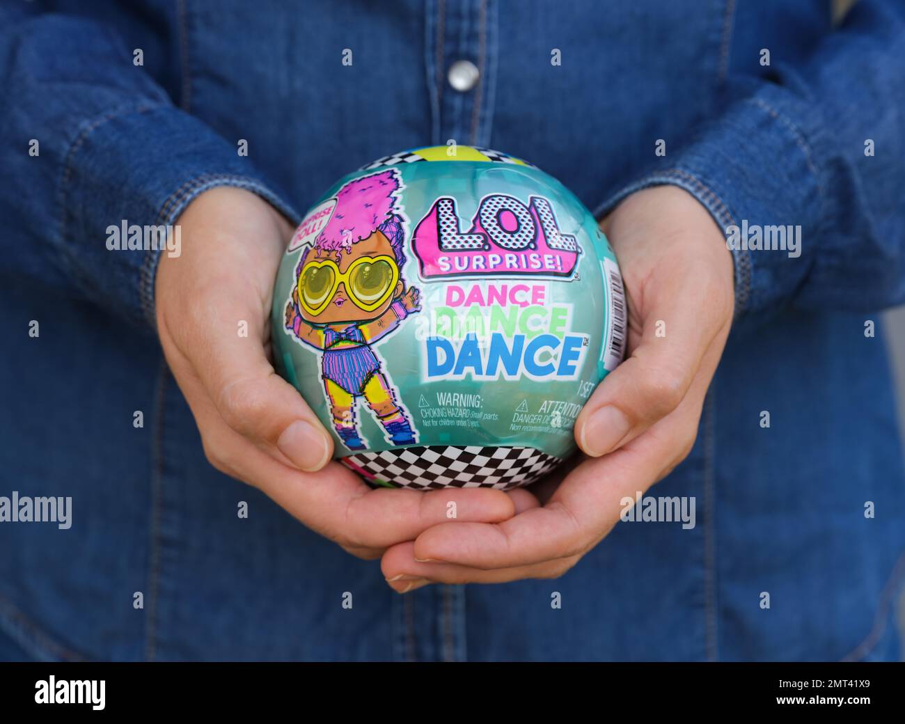 Tambov, Fédération de Russie - 02 octobre 2022 mains de femme tenant la LOL surprise danse danse danse boule de danse avec poupée à l'intérieur. Banque D'Images