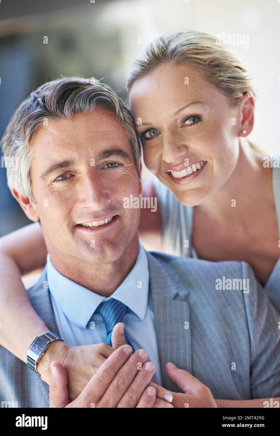 Nous partageons notre succès ensemble. Portrait d'un couple d'affaires mûr et souriant. Banque D'Images