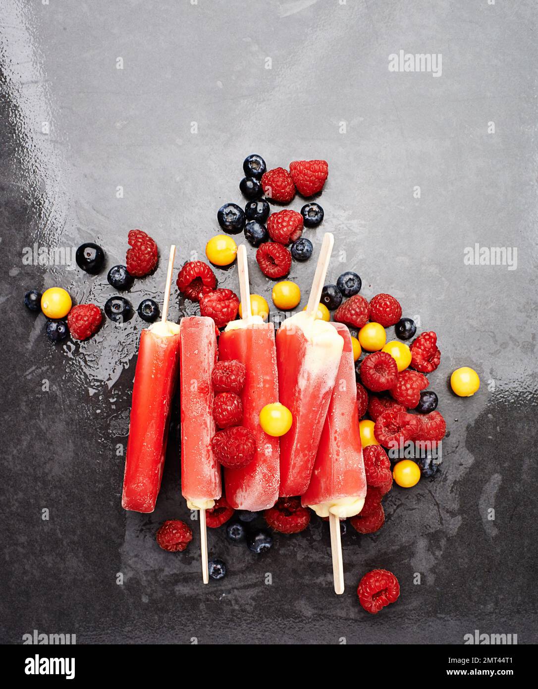 Faites fondre dans votre bouche bonté. Studio de luses de glace aux baies entourées d'un assortiment de baies. Banque D'Images