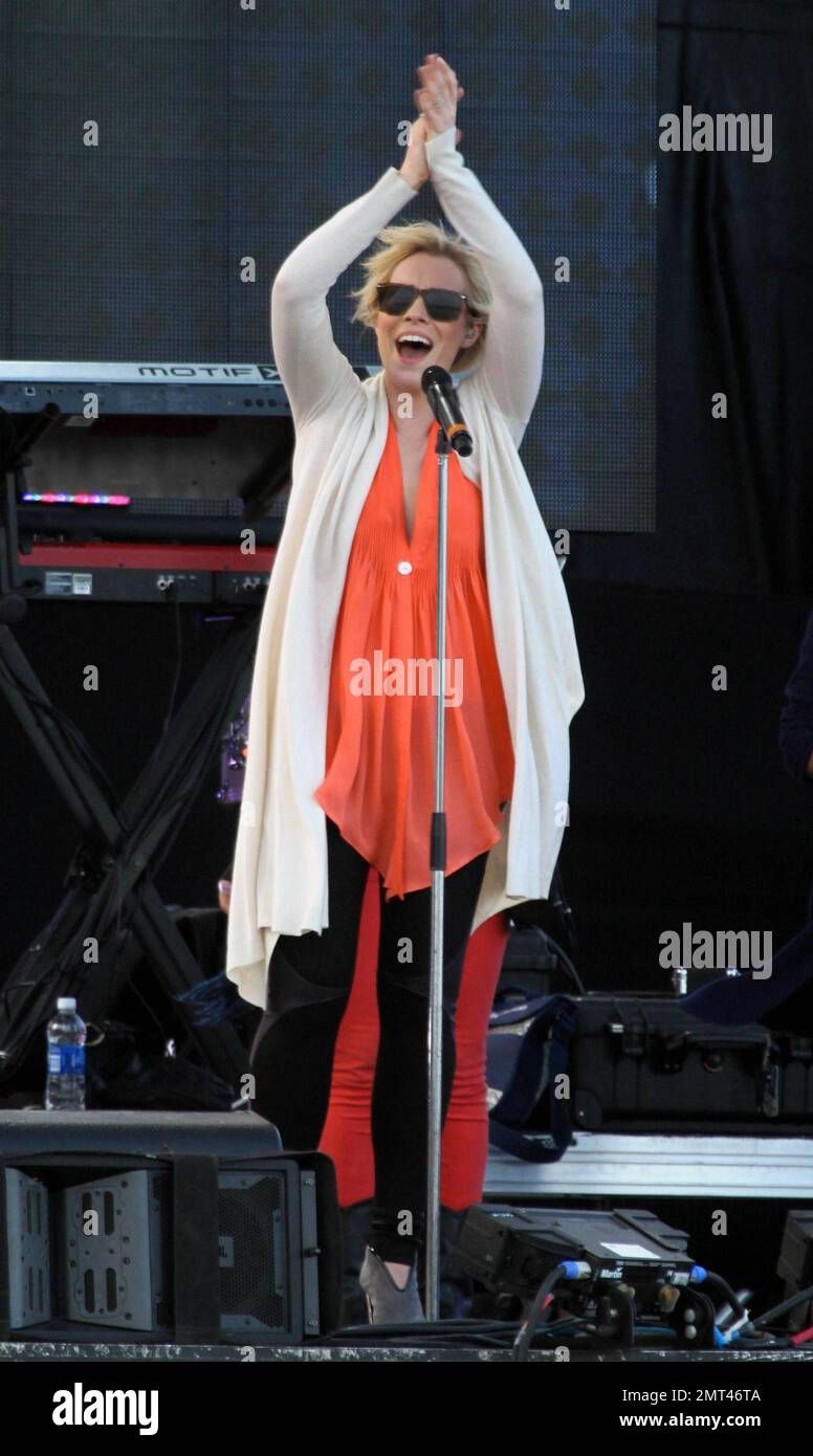 Natasha Bedingfield vérifie son son son avant sa performance de la