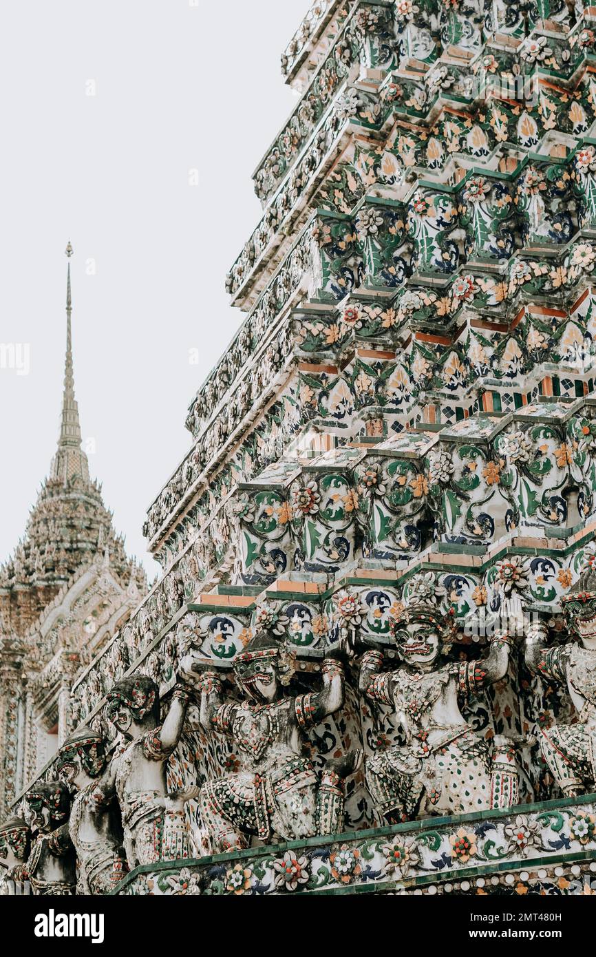 Les détails complexes de Wat Arun, le célèbre Temple de l'Aube de Bangkok Banque D'Images