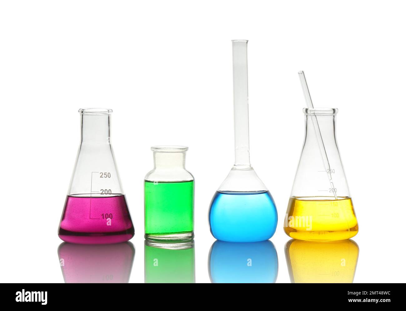 Différents types de verrerie de laboratoire avec des liquides colorés isolés sur du blanc Banque D'Images