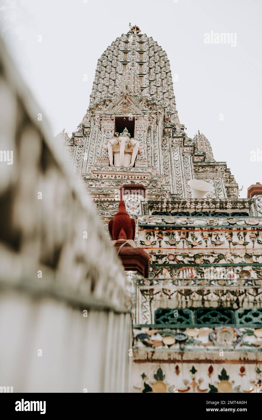 Les détails complexes de Wat Arun, le célèbre Temple de l'Aube de Bangkok Banque D'Images