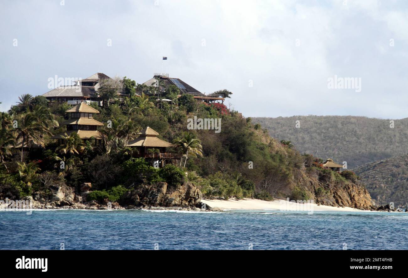 EXCLUSIF !! C'est l'île privée de Necker Island de Sir Richard Branson équipée de tout le luxe d'un hôtel cinq étoiles et bien plus encore. Destination préférée de nombreuses célébrités, l'île exclusive de 74 hectares est accessible uniquement en bateau ou en hélicoptère et compte près de 2 membres du personnel pour chaque client. Il dispose de plages privées, de 14 chambres, de 2 piscines et d''un chef cuisinier. L'île peut être louée en privé pour un maximum de 28 personnes pour environ $53 000 par nuit. Necker Island, îles Vierges britanniques. 3/29/11. Banque D'Images