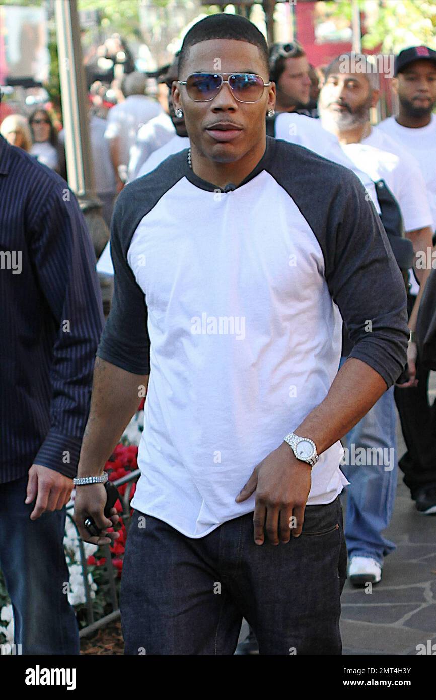 Nelly, une superstar du hip-hop et l'acteur, se balade avec un entourage au  Grove. Le nouvel album 5,0 de Nelly est en vente cette semaine. Los  Angeles, Californie. 11/17/10 Photo Stock -