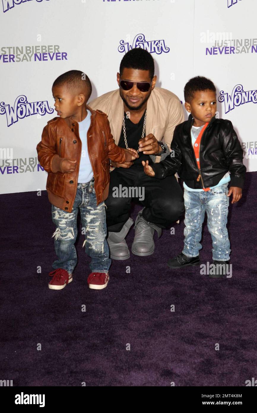 Usher (alias Usher Raymond) avec ses deux fils Usher Terry Raymond V 'Cinco', 4 ans, et Naviyd Ely Raymond, 3 ans, lors de la première de 'Justin Bieber: Never Say Never' au Nokia Theatre, LA Live. Los Angeles, Californie. 2/8/11. Banque D'Images