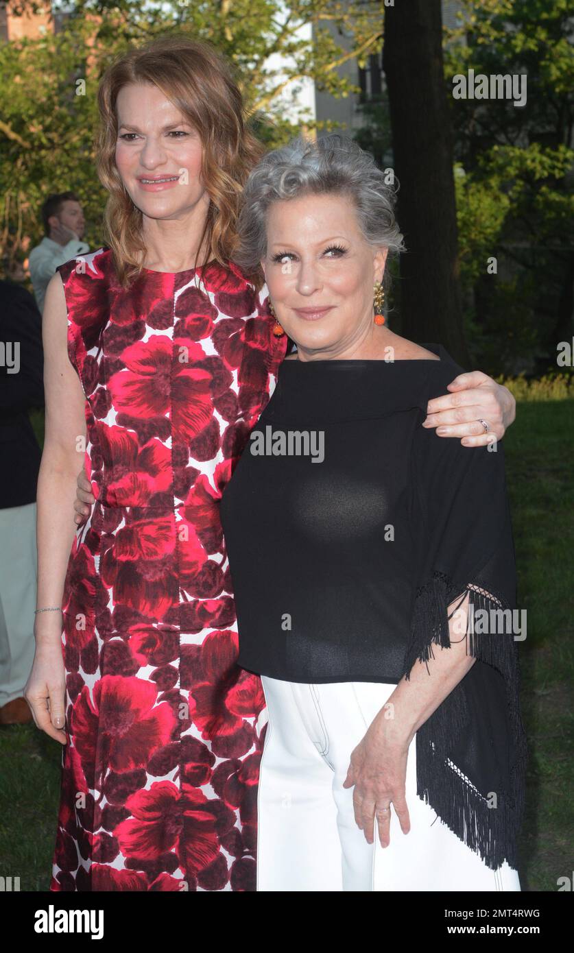 Sandra Bernhard et Bette Midler participent au projet de restauration de New York à New York, New York. NYRP contribue à faire de New York une ville plus verte. 1st, juin 2016. Banque D'Images