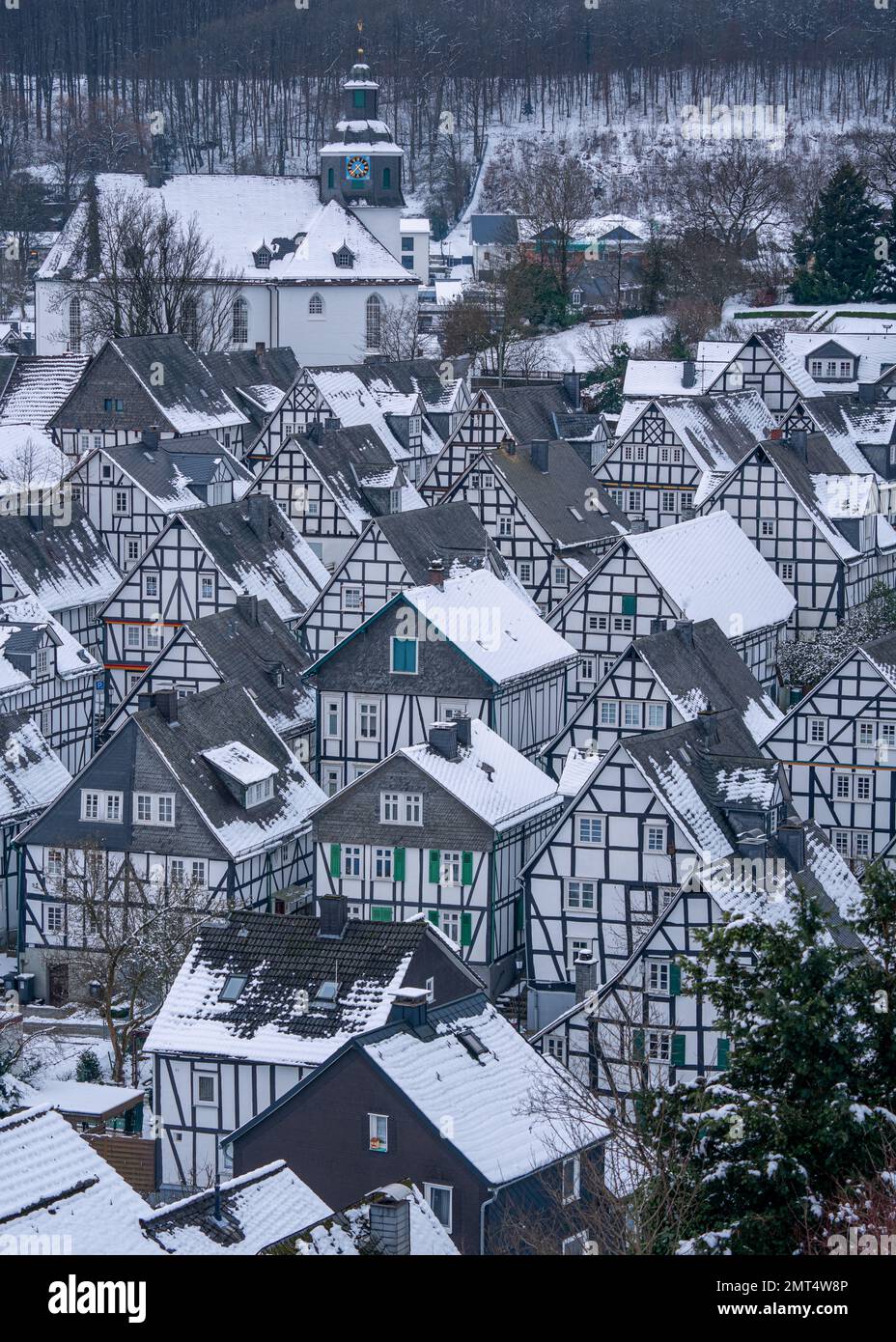 historic-city-of-freudenberg-in-the-snow-banque-de-photographies-et-d