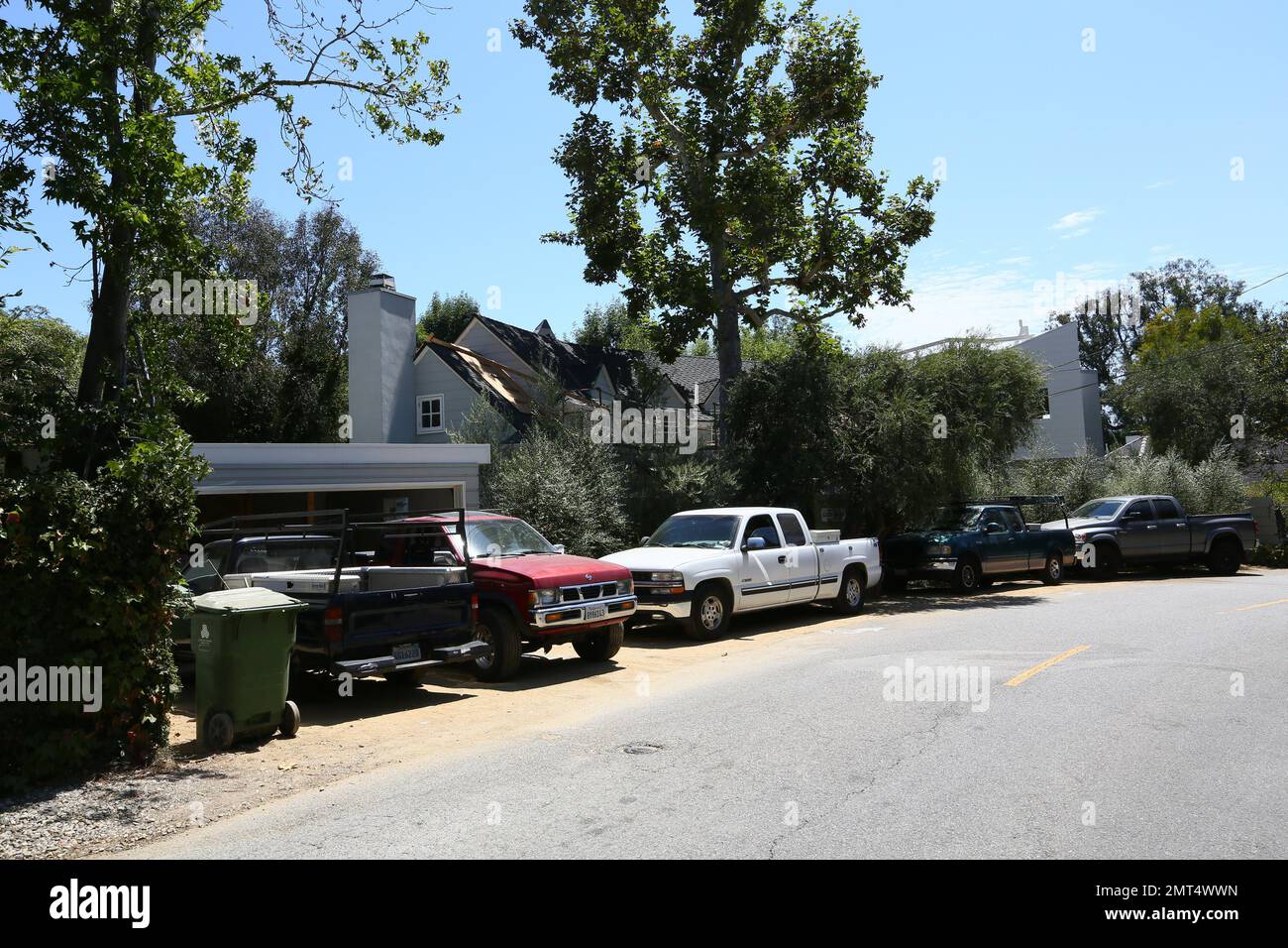 EXCLUSIF !! Selon un ancien résident, Niall Horans, la nouvelle maison de Hollywood Hills, chanteuse "One Direction", est hantée. Niall aurait dépensé $4 millions de dollars dans cette propriété de Los Angeles qui appartenait auparavant à la star hollywoodienne Gia Scala. Scala serait mort en 1972 suite à un surdosage, bien que son corps meurtri ait été trouvé sur un coussin taché de sang. L’ancien résident, Jack Krane, qui a grandi dans la maison, croit que la présence de Gia peut encore être ressentie dans la propriété. Dans un article Krane dit, «J'ai toujours demandé si quelqu'un est mort dans l'une de ces maisons, et mes parents ont dit non J'ai toujours ressenti Banque D'Images