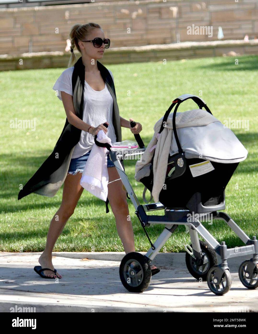 Nicole Richie emmène bébé Harlow dehors pour une promenade matinale rapide  près de leur maison à Los Angeles, CA. 6/14/08 Photo Stock - Alamy