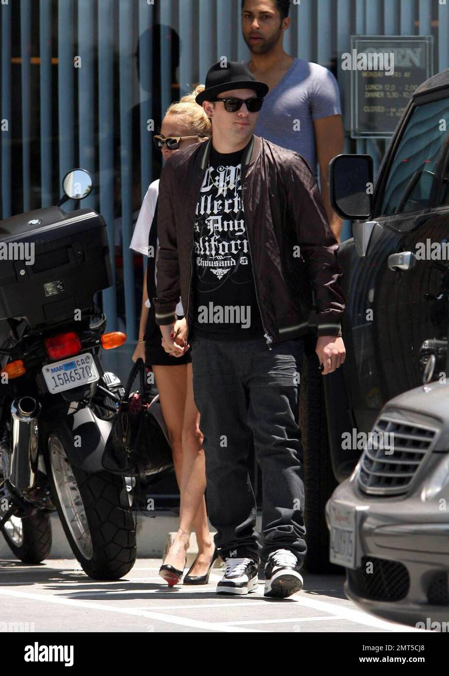 Joel Madden et Nicole Richie prennent un déjeuner de sushis à Studio City, CA après avoir fait de la chasse à la maison dans les collines d'Hollywood. Tout en revenant à leur voiture un coolé rose vif ampéré par, attirant leur attention et les faisant rire. Los Angeles, Californie. 5/30/08. Banque D'Images