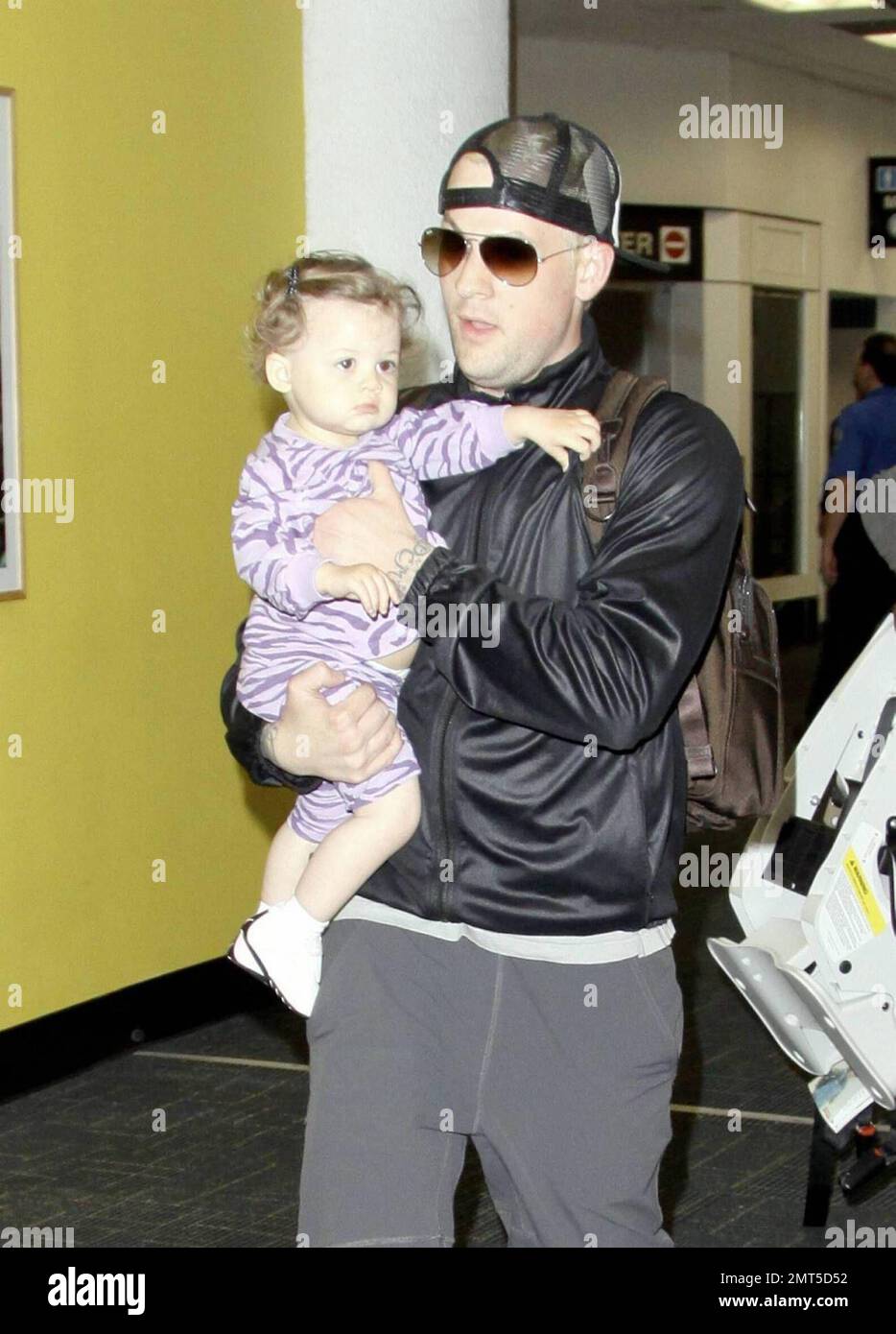 Nicole Richie et beau Joel Madden arrivent avec leur fille Harlow à l ...