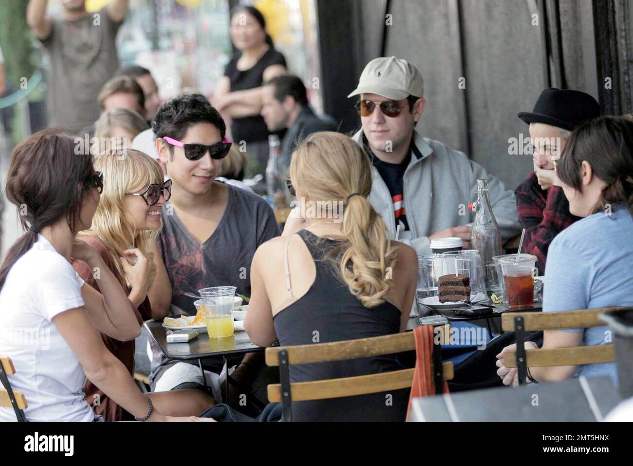 Nicole Richie, Lauren Conrad, star des collines, Audrina Patridge et DJ Samantha Ronson, fêtent l'anniversaire de leur ami Sophia au restaurant Joan's on Third. Nicole, qui aurait dû accoucher en janvier 2008, portait une chemise cintrée qui cachait sa bosse de bébé et semblait être de très bonne humeur, riant beaucoup et ayant un grand temps. West Hollywood, Californie, 10/30/07. Tous Banque D'Images