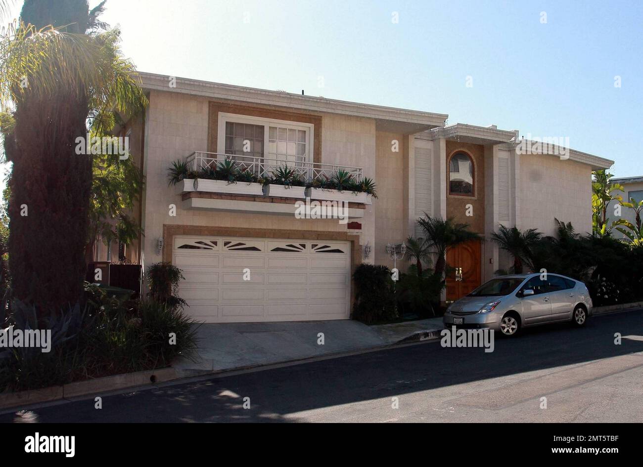 EXCLUSIF !! Il est rapporté que le juge et producteur Nigel Lythgoe, « Dancing with the Stars », a mis sa maison Hollywood Hills sur le marché pour 2 649 000 $. Lythgoe a acheté la maison de cinq chambres et cinq salles de bains en 2003 pour $1,4 millions. La maison fait environ 4 000 pieds carrés et dispose d'une maison d'hôtes d'une salle de bains et d'une piscine avec chute d'eau. Los Angeles, Californie. 2/14/10. . Banque D'Images