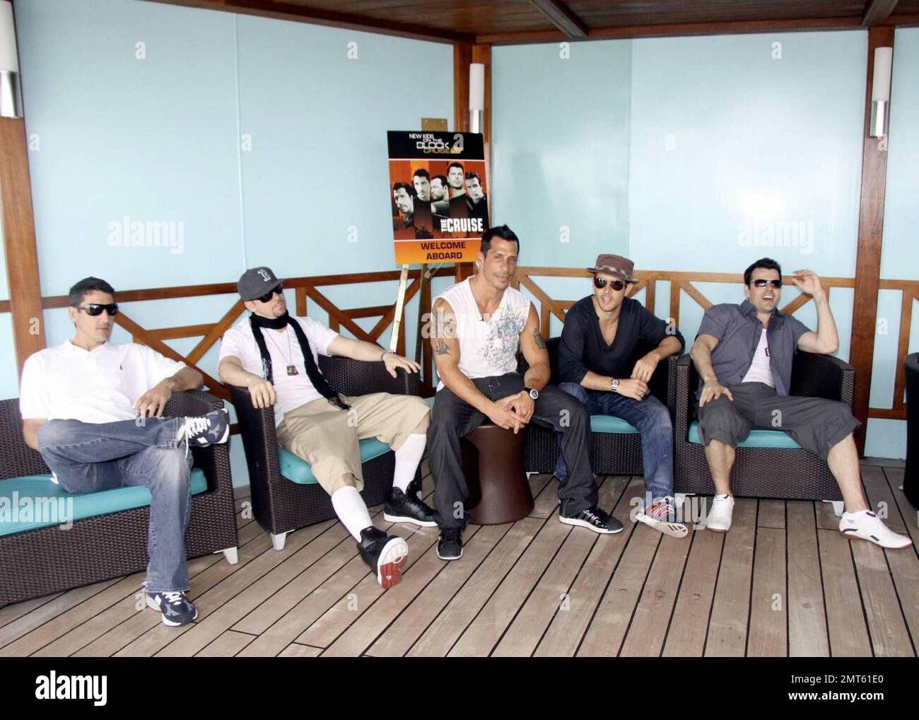 Les nouveaux enfants sur le bloc, Danny Wood, Joey McIntyre, Donnie Wahlberg, Jordan Knight et Jonathan Knight, posent pour des photos avant de commencer un programme de représentation d'été avec une croisière de concert aux Bahamas à bord du navire de croisière Carnival imagination à Miami, FL. 5/15/09. Banque D'Images