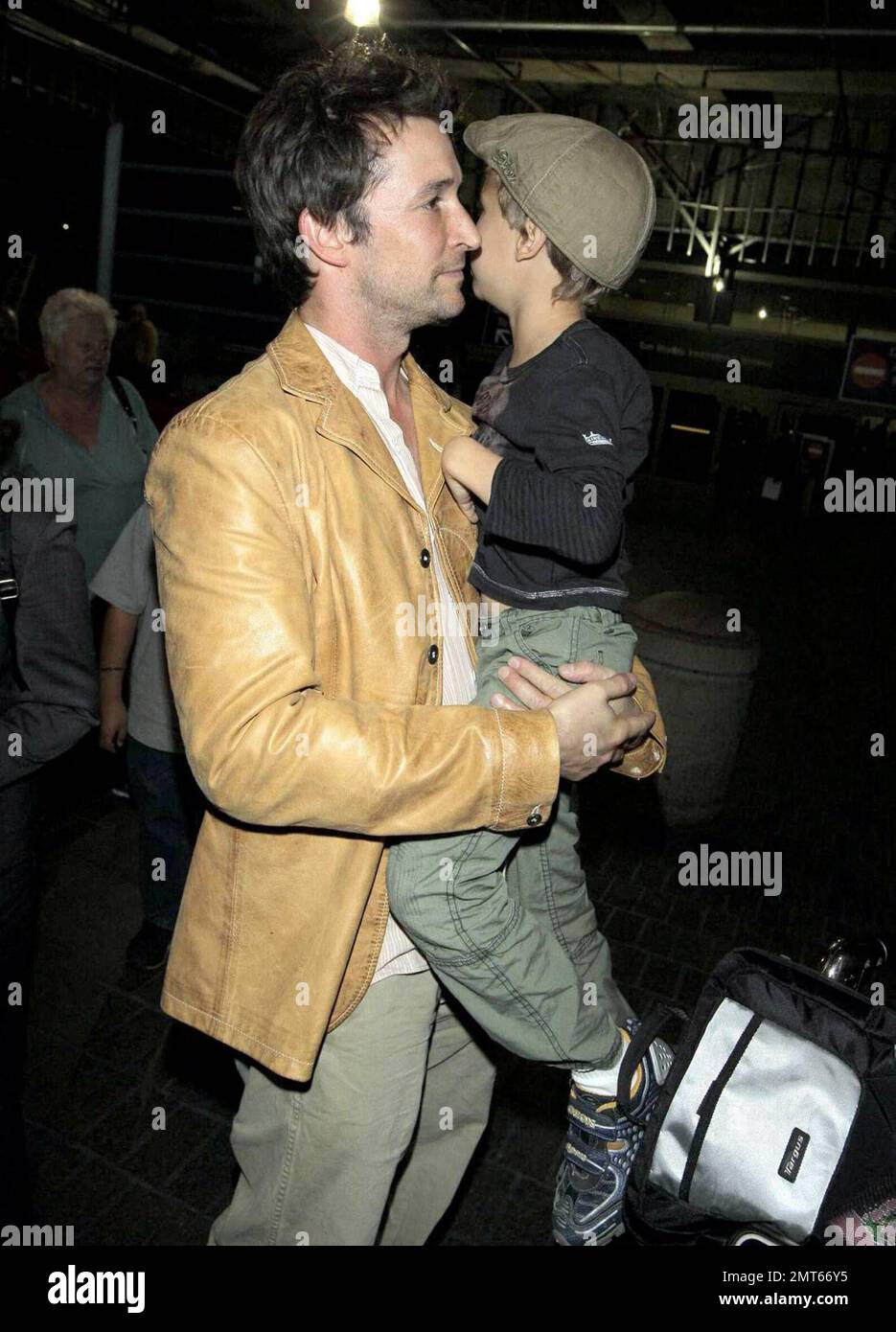 Noah Wylie, la star « ER », et la famille arrivent au bord de l'État à l'aéroport international de Los Angeles après des vacances européennes en famille. Noé et son épouse Tracy Warbin ont transporté leurs enfants, leur fille Auden et leur fils Owen Strausser à travers l'aéroport, car ils ont été aidés avec leurs bagages. Les enfants avaient l'air fatigués après le long vol. Los Angeles, Californie. 4/29/09. . Banque D'Images