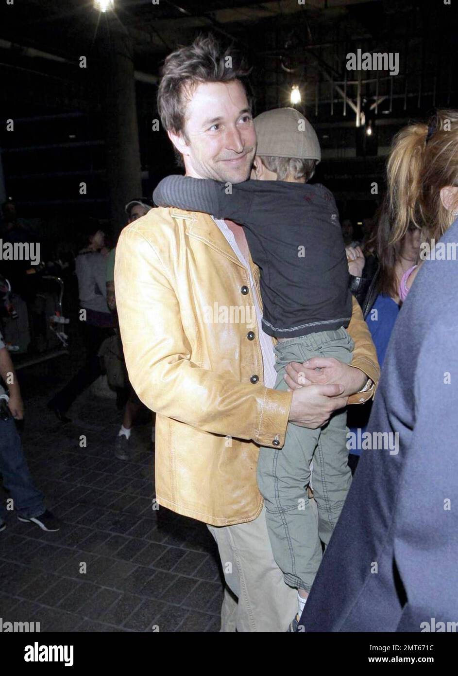 Noah Wylie, la star « ER », et la famille arrivent au bord de l'État à l'aéroport international de Los Angeles après des vacances européennes en famille. Noé et son épouse Tracy Warbin ont transporté leurs enfants, leur fille Auden et leur fils Owen Strausser à travers l'aéroport, car ils ont été aidés avec leurs bagages. Les enfants avaient l'air fatigués après le long vol. Los Angeles, Californie. 4/29/09. Banque D'Images