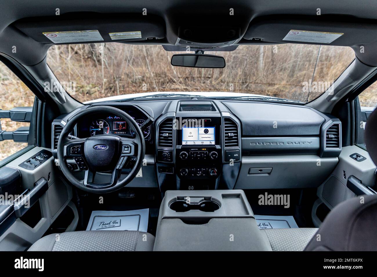 L'intérieur noir d'un pick-up F-250 2019 de Ford avec un tableau de bord moderne Banque D'Images