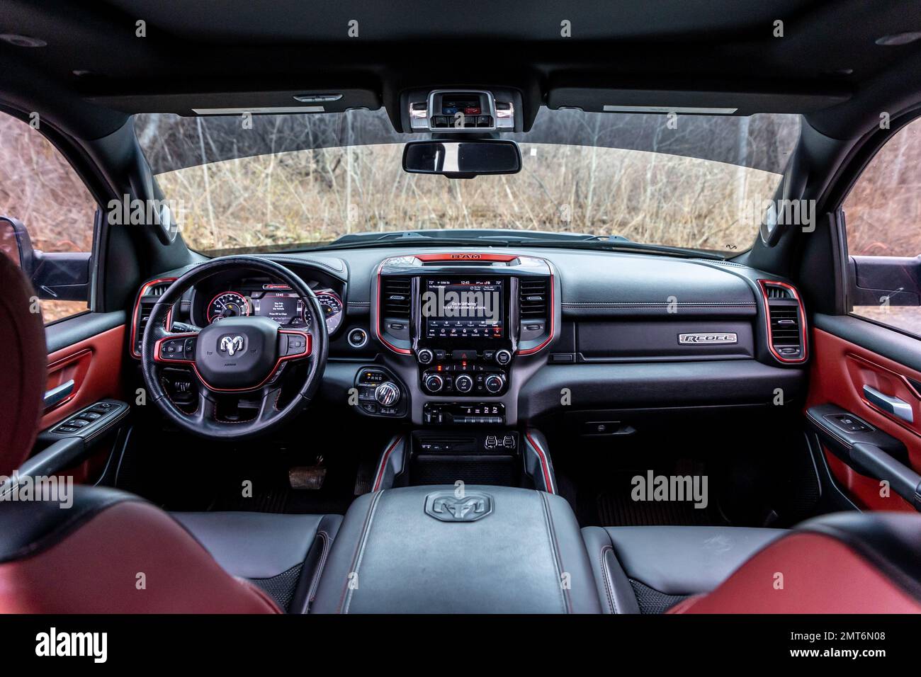 L'intérieur en cuir rouge et noir d'un pick-up RAM Rebel 1500 2019 Banque D'Images