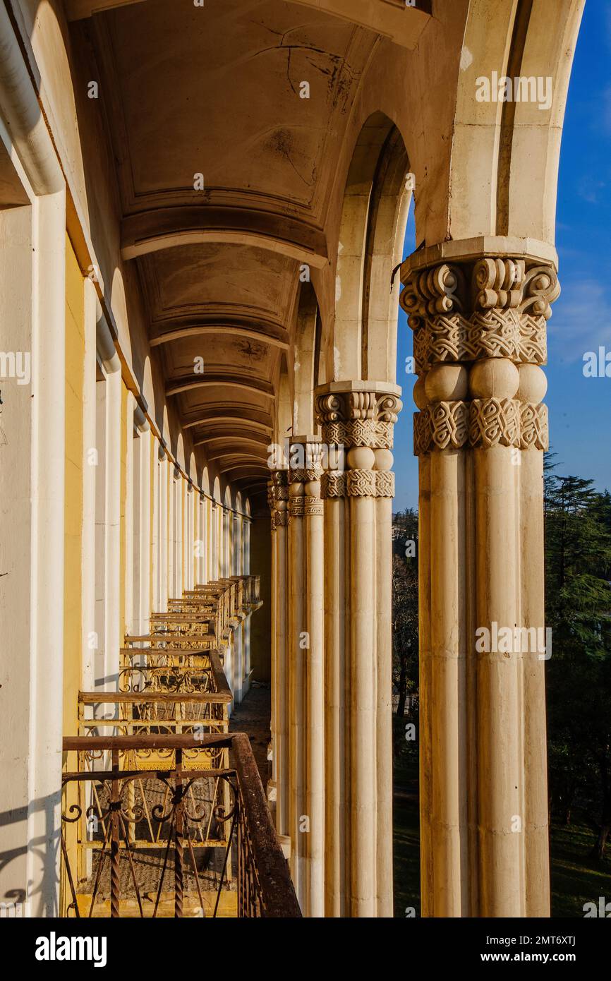Ancienne colonnade avec balcon dans un palais abandonné. Banque D'Images