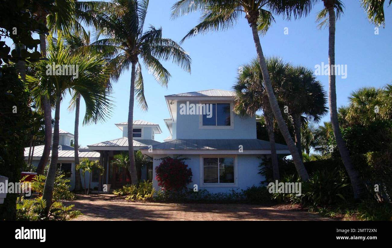 Exclusif !! C'est la nouvelle maison de Floride d'Olivia Newton-John et John Easterling. La demeure de 5 500 mètres carrés comprend quatre chambres, quatre salles de bains et un quai. La maison 'Blue Water' offre également des vues sur le phare Jupiter et sur un acre de propriété. Le couple a acheté la maison qui a été inscrite par l'agent immobilier Tom DiSarno de Golden Bear Realty pour $4,1m. Au fil des ans, la petite communauté de Jupiter Inlet a eu d'autres résidents célèbres, dont le crooner Perry Como. Miami, Floride. 6/22/09. Banque D'Images