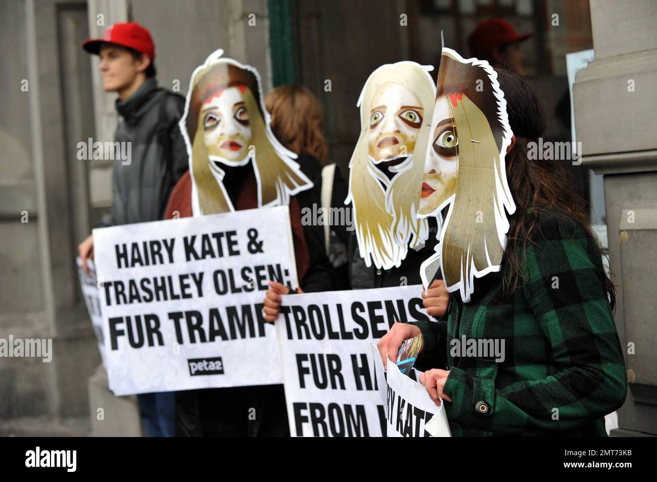 La fourrure s'est envolée à la signature de Mary-Kate et Ashley Olsen pour leur nouveau livre de mode « influence » au magasin de livres Barnes & Noble de Manhattan. Un groupe de manifestants portait des masques Trollsen Twins et portait des panneaux PETA qui condamnaient les penderies en fourrure des jumeaux. Les panneaux indiquent « Trollsens fur HAGS from Hell » et « Hairy Kate & Ashley Olsen: Fur Traps ». La signature a été restreinte par un ensemble inhabituel de neuf règles qui ne comprenaient pas de photographie, pas de parler aux jumeaux et les bracelets requis devaient être portés par tous les participants à l'événement. New York, NY. 10/28/08. Banque D'Images