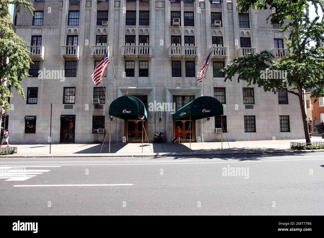 Exclusif !! One Fifth Avenue est un gratte-ciel isolé, une rareté à Manhattan. La beauté art déco était l'une des premières tours déco de la ville et domine l'un des quartiers les plus anciens et les plus branchés de Manhattan, dominant Lower Fifth Avenue, Washington Square Park et Greenwich Village. L'adresse unique en son genre a été conçue en 1927 et est l'un des plus grands gratte-ciels résidentiels de la ville avec maçonnerie brun foncé et verticalité forte. New York, NY. 9/5/08. Banque D'Images