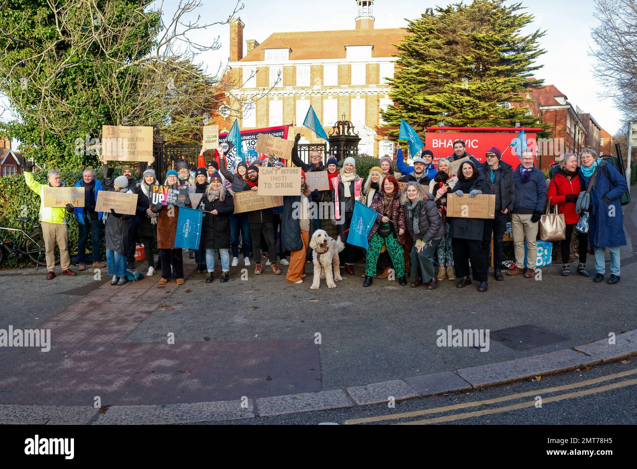 BHASVIC College, ville de Brighton & Hove, East Sussex, Royaume-Uni. GRÈVE NEU 2023 avec des enseignants frappant le jour de l'action à l'extérieur du Collège BHASVIC. Le collège sera toujours ouvert aux étudiants mais ne tiendra pas de cours pour les étudiants ce jour d'action exigeant de meilleurs salaires et conditions. L'université tiendra toujours des examens pour les étudiants comme prévu. 1st février 2023. David Smith/AlamyNews Banque D'Images